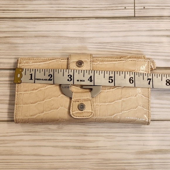 WOMENS Guess cream patent reptile skin wallet. - Picture 11 of 15